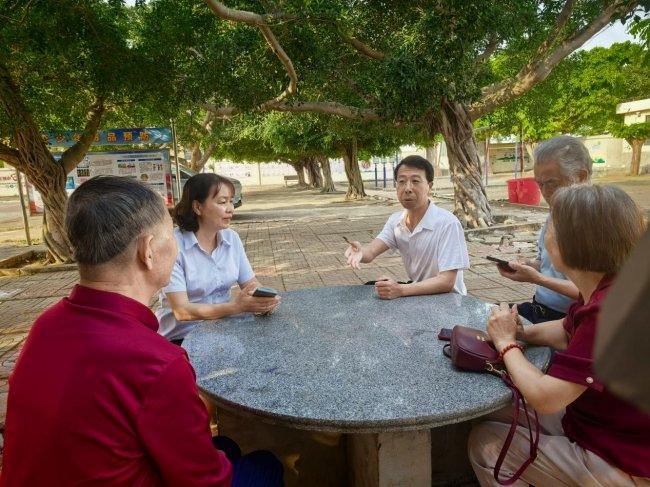 澄迈候鸟人才卞家森老师爱心赠书暨公益爱心课外辅导员 澄迈候鸟人才卞家森老师爱心赠书暨公益爱心课外辅导员