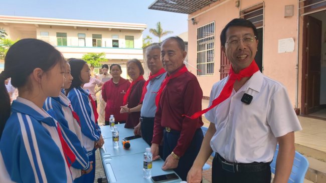 澄迈候鸟人才卞家森老师爱心赠书暨公益爱心课外辅导员 澄迈候鸟人才卞家森老师爱心赠书暨公益爱心课外辅导员