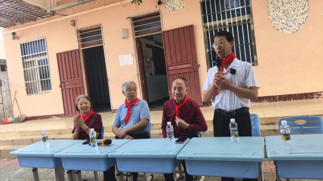 澄迈候鸟人才卞家森老师爱心赠书暨公益爱心课外辅导员 澄迈候鸟人才卞家森老师爱心赠书暨公益爱心课外辅导员