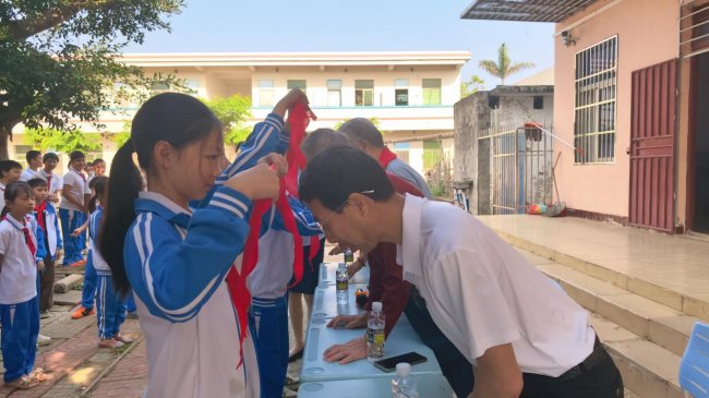 澄迈候鸟人才卞家森老师爱心赠书暨公益爱心课外辅导员 澄迈候鸟人才卞家森老师爱心赠书暨公益爱心课外辅导员