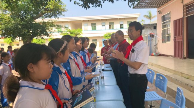 澄迈候鸟人才卞家森老师爱心赠书暨公益爱心课外辅导员 澄迈候鸟人才卞家森老师爱心赠书暨公益爱心课外辅导员